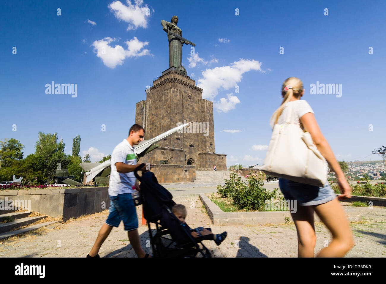 Famiglia armena passeggiate oltre la Grande Madre Armenia statua e museo militare presso il Parco della Vittoria, Yerevan, Armenia Foto Stock