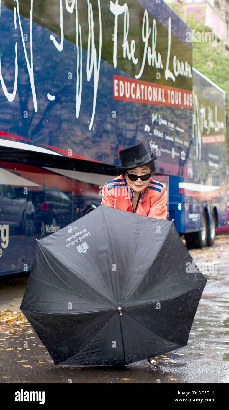 Berlino, Germania. 15 ottobre, 2013. Giapponese-US artista Yoko Ono presenta il "John Lennon Educational Tour Bus' davanti a John-Lennon-Gymnasium di Berlino (Germania), 15 ottobre 2013. Il mobile recording studio offre agli alunni l opportunità di registrare la propria musica. Foto: TIM BRAKEMEIER/dpa/Alamy Live News Foto Stock