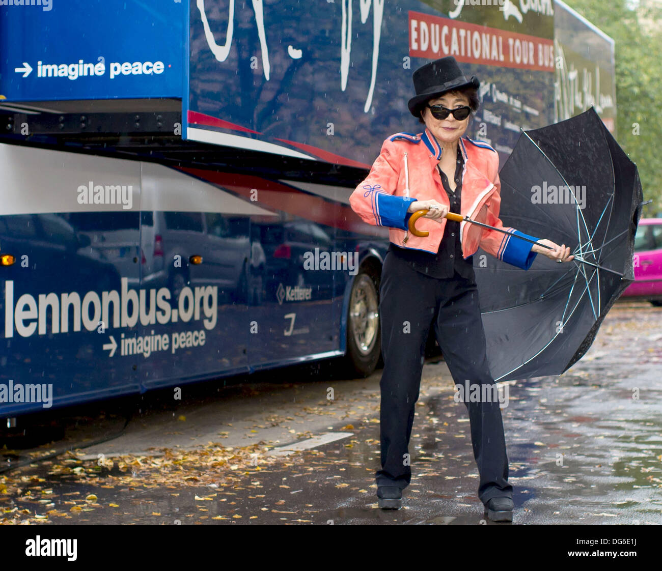 Berlino, Germania. 15 ottobre, 2013. Giapponese-US artista Yoko Ono presenta il "John Lennon Educational Tour Bus' davanti a John-Lennon-Gymnasium di Berlino (Germania), 15 ottobre 2013. Il mobile recording studio offre agli alunni l opportunità di registrare la propria musica. Foto: TIM BRAKEMEIER/dpa/Alamy Live News Foto Stock
