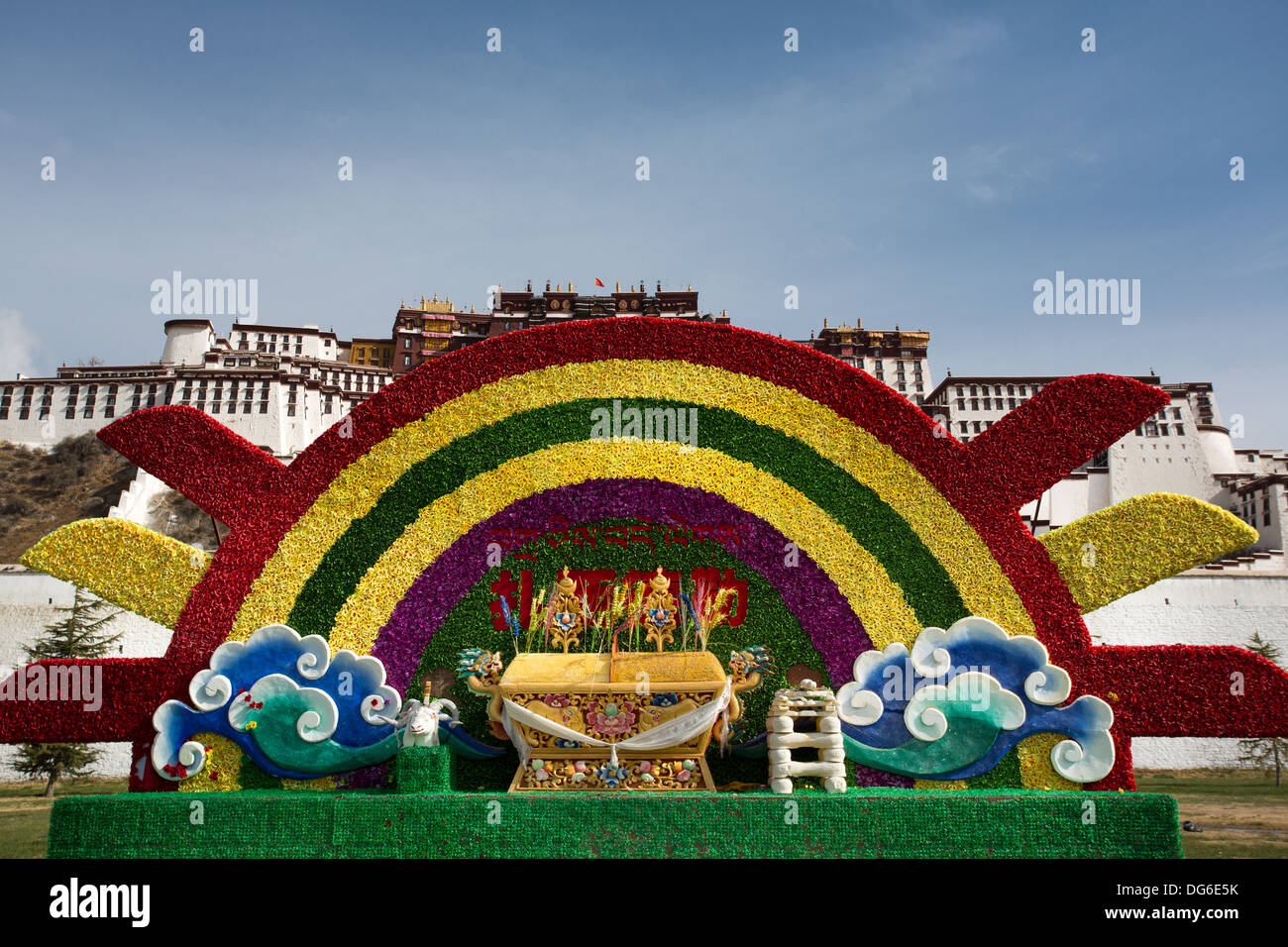 Decorazioni di fiori nella parte anteriore del palazzo del Potala, Tibet. Varie fotografie di Lhasa in Cina Foto Stock