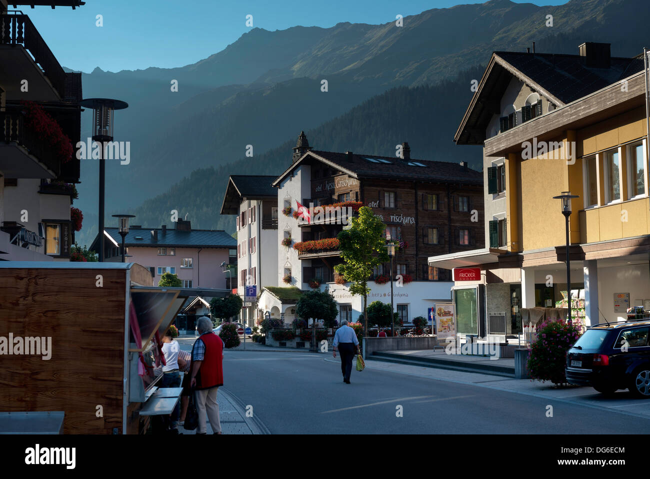 La strada principale dello shopping di Klosters svizzera Foto Stock