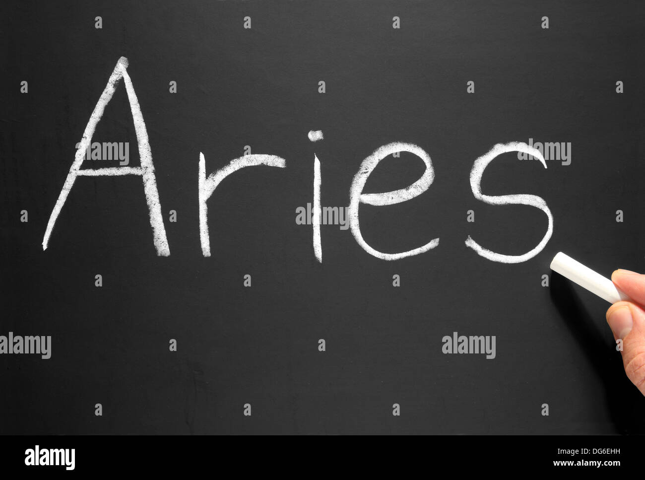 Aries star sign scritti su una lavagna. Foto Stock