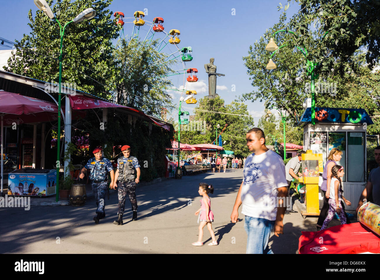 Parco dei divertimenti presso il Parco della Vittoria con la Madre Armenia statua in background. Yerevan, Armenia Foto Stock
