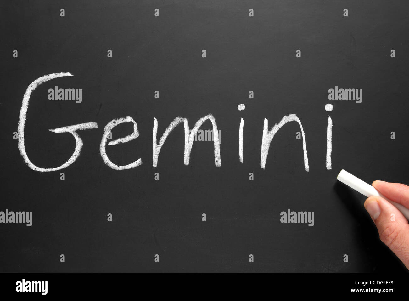 Gemini star sign scritti su una lavagna. Foto Stock