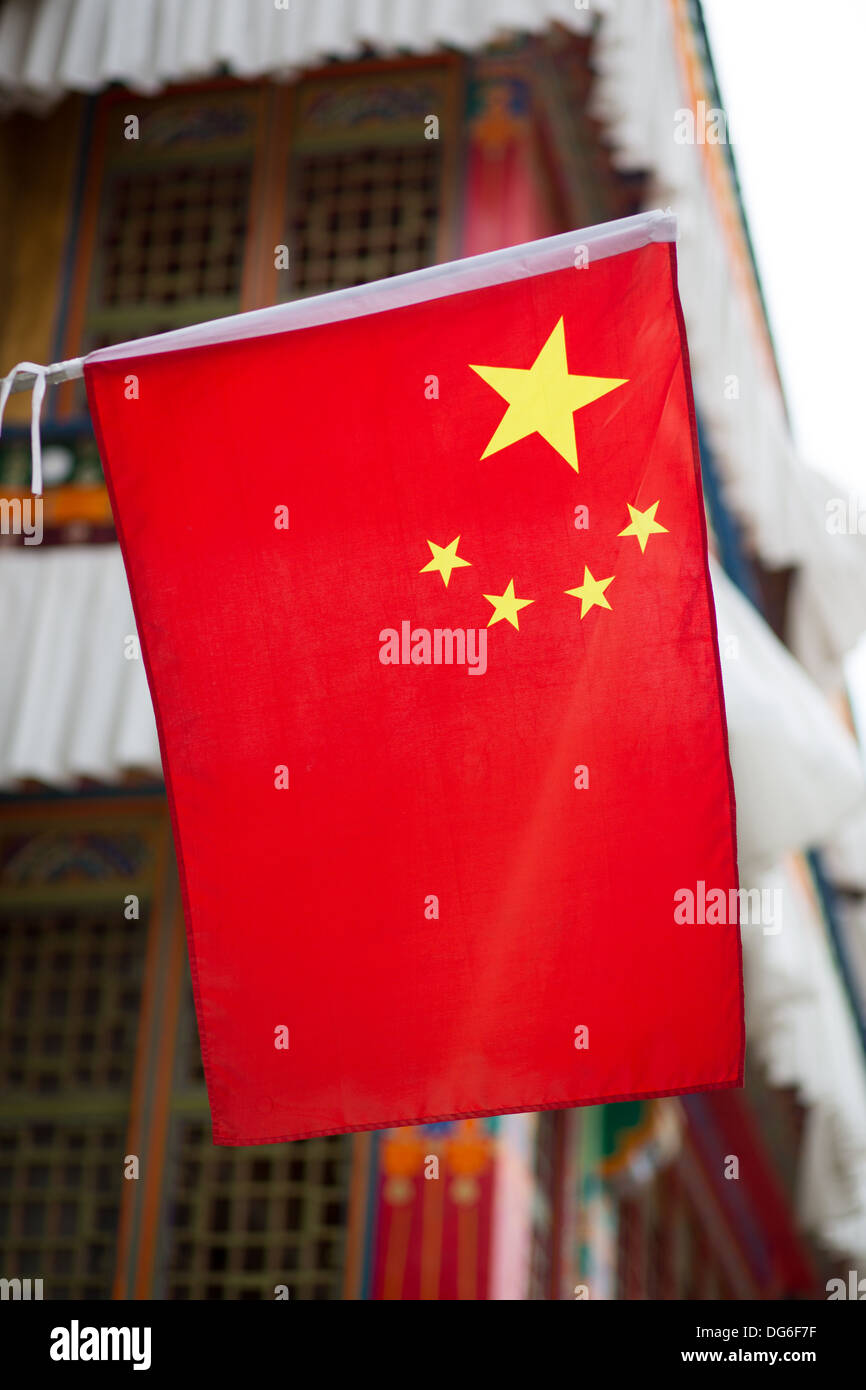 Bandiera cinese su una tradizionale casa Tibetana di Lhasa, Cina, 2013 Foto Stock