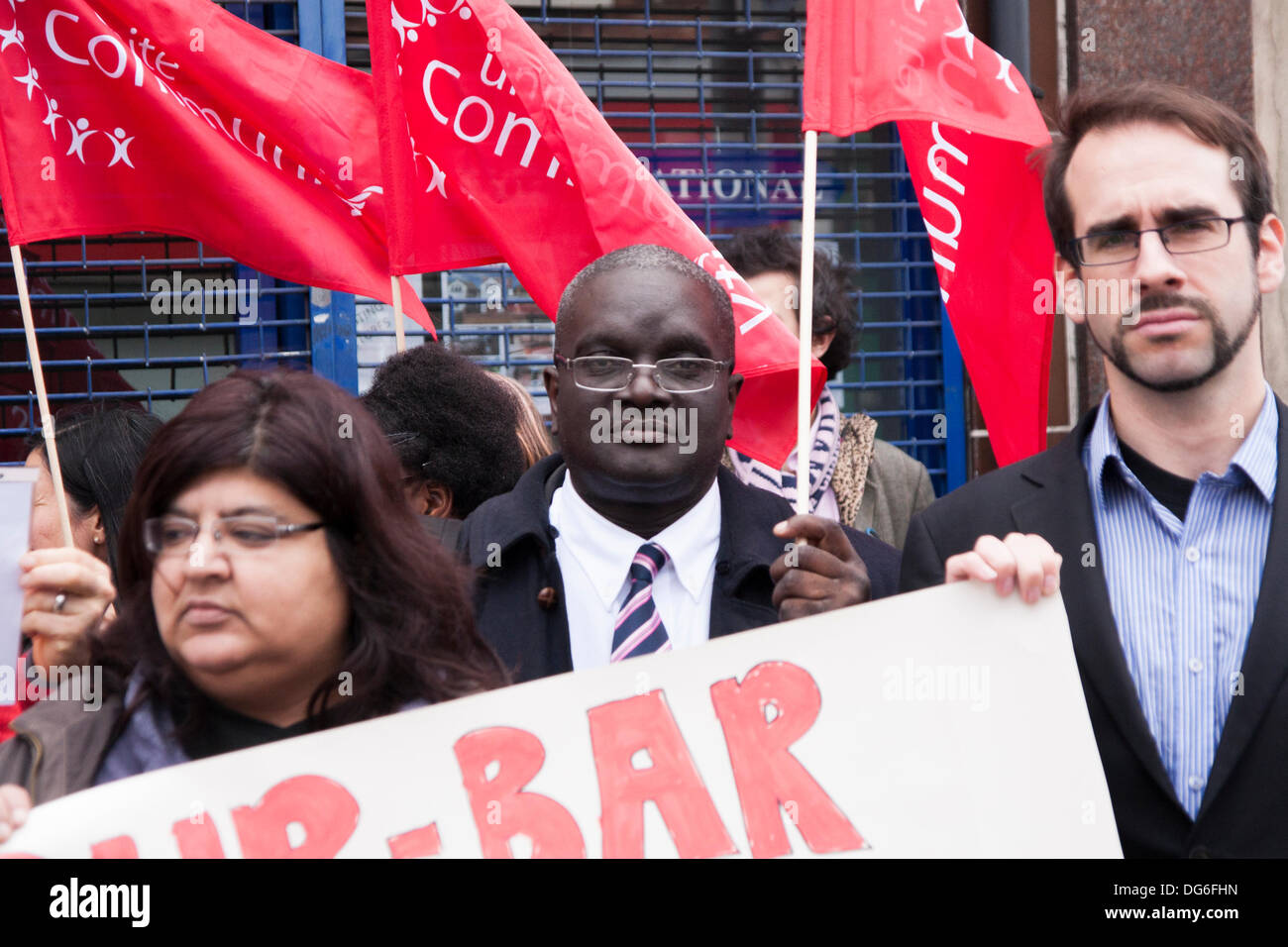 Londra, Regno Unito. Il 15 ottobre 2013. Anti-razzismo attivisti dimostrare al di fuori di agenti immobiliari in Willesden Green, Londra del nord contro lettings agenti trovati per avere negato noleggio di proprietà a homeseekers Afro-Caraibici. Credito: Paolo Davey/Alamy Live News Foto Stock