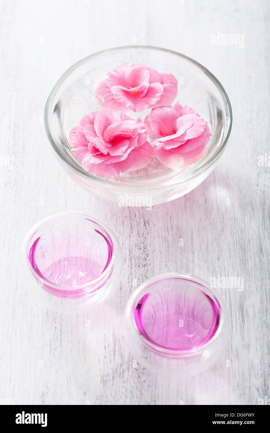 Spa con begonia fiori e olio essenziale Foto Stock