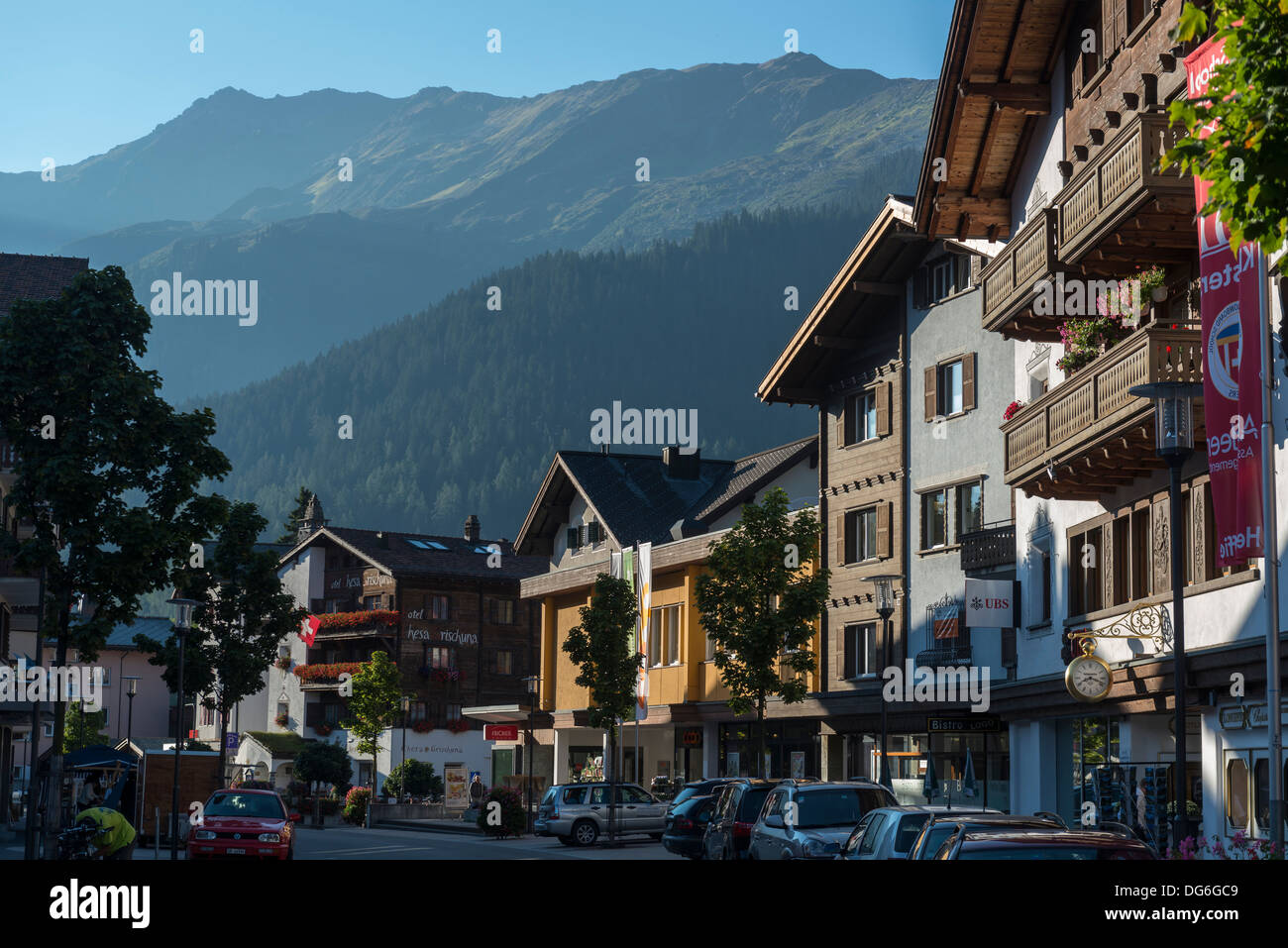 La strada principale dello shopping di Klosters svizzera Foto Stock