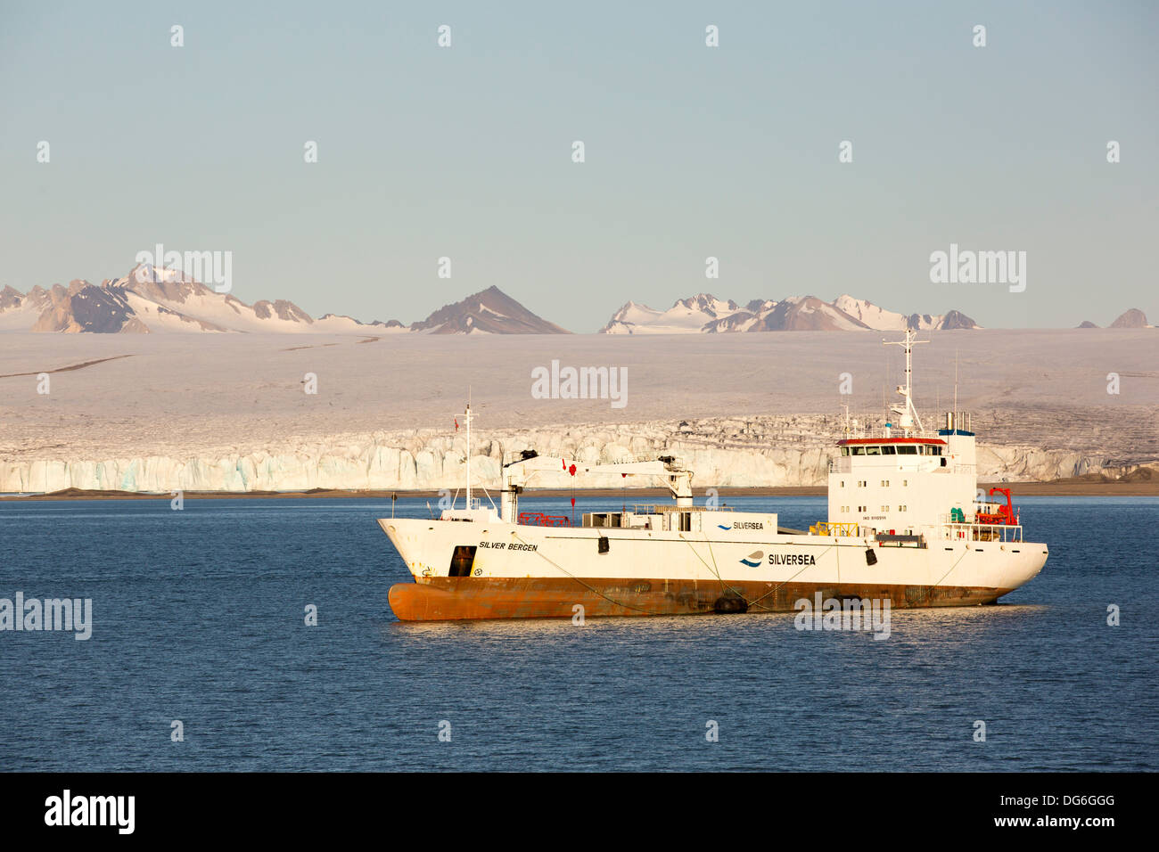 Un ghiacciaio a Recherchefjorden, Svalbard con una miniera di nave di alimentazione. Come Svalbard fonde le aziende si stanno muovendo per sfruttare i suoi minerali Foto Stock