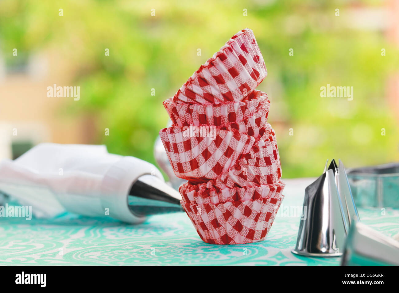 Articoli per decorare torte, raccoglie e taglierine, su attraente sfondo rosa Foto Stock