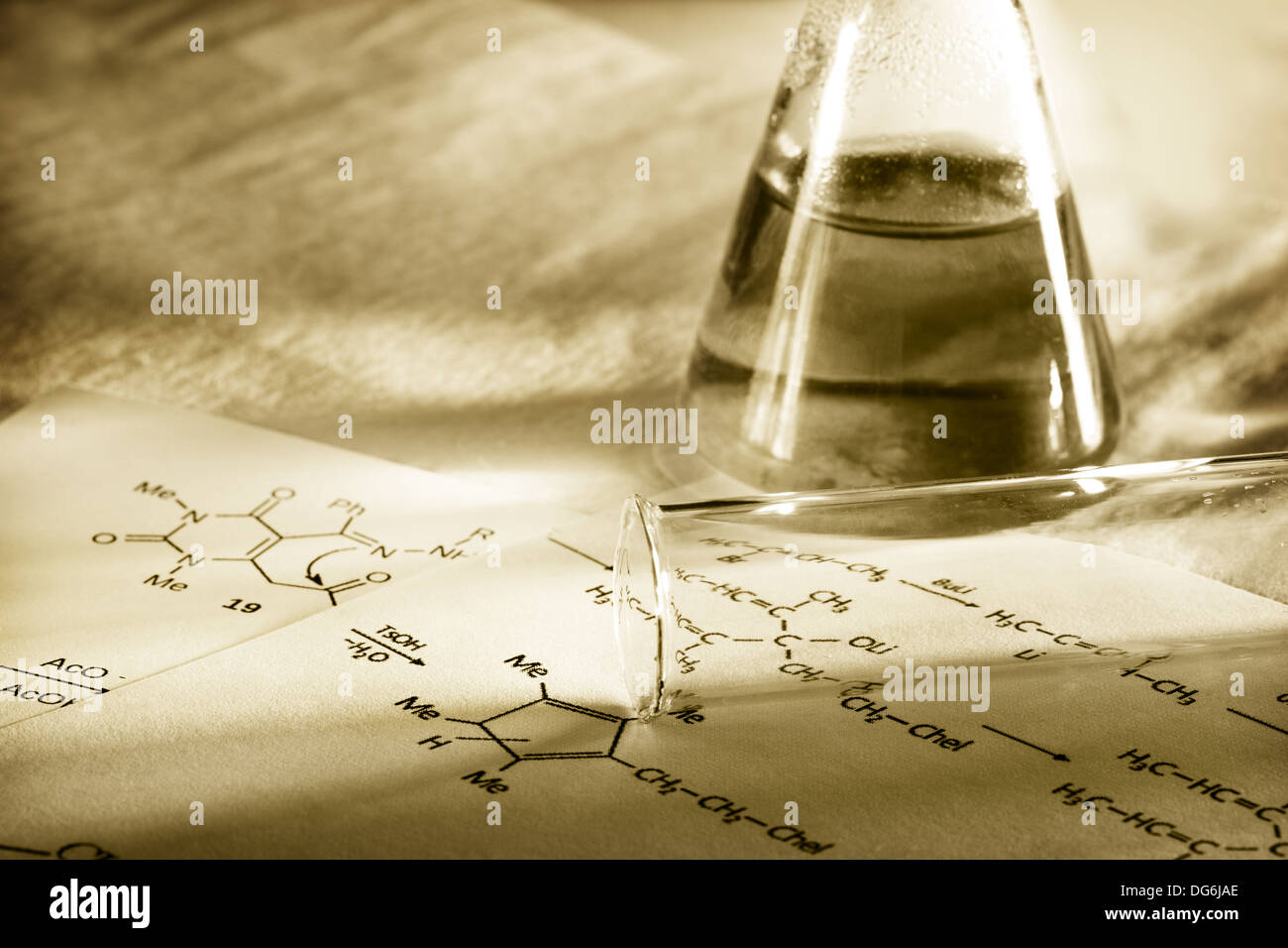 La chimica con formula di reazione in tonificante Foto Stock