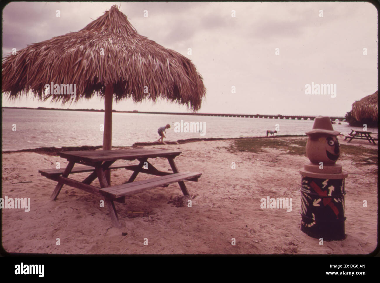Una vista della spiaggia di Sunshine Key in Ohio, che mostra una scena costiera con acque cristalline e coste sabbiose. Foto Stock
