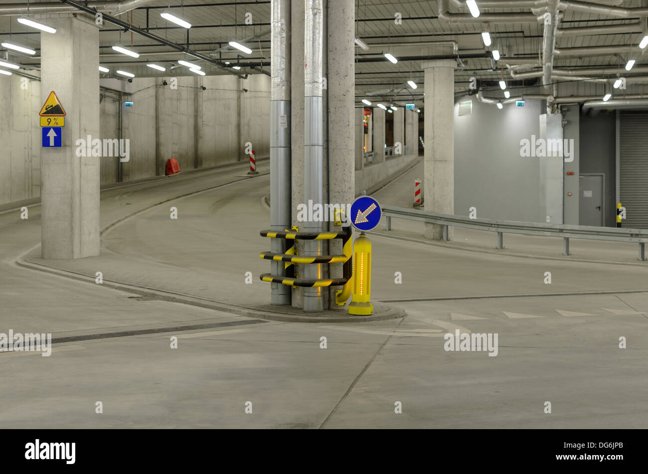 Interno di un tunnel urbano senza traffico Foto Stock