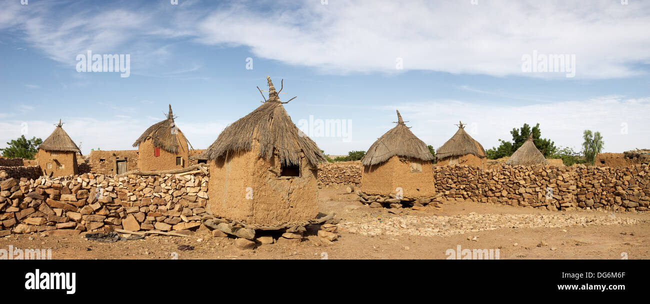Il sito di Bandiagara è uno straordinario paesaggio di scogliere e pianori sabbiosi con qualche bella architettura Dogon del Mali. Foto Stock