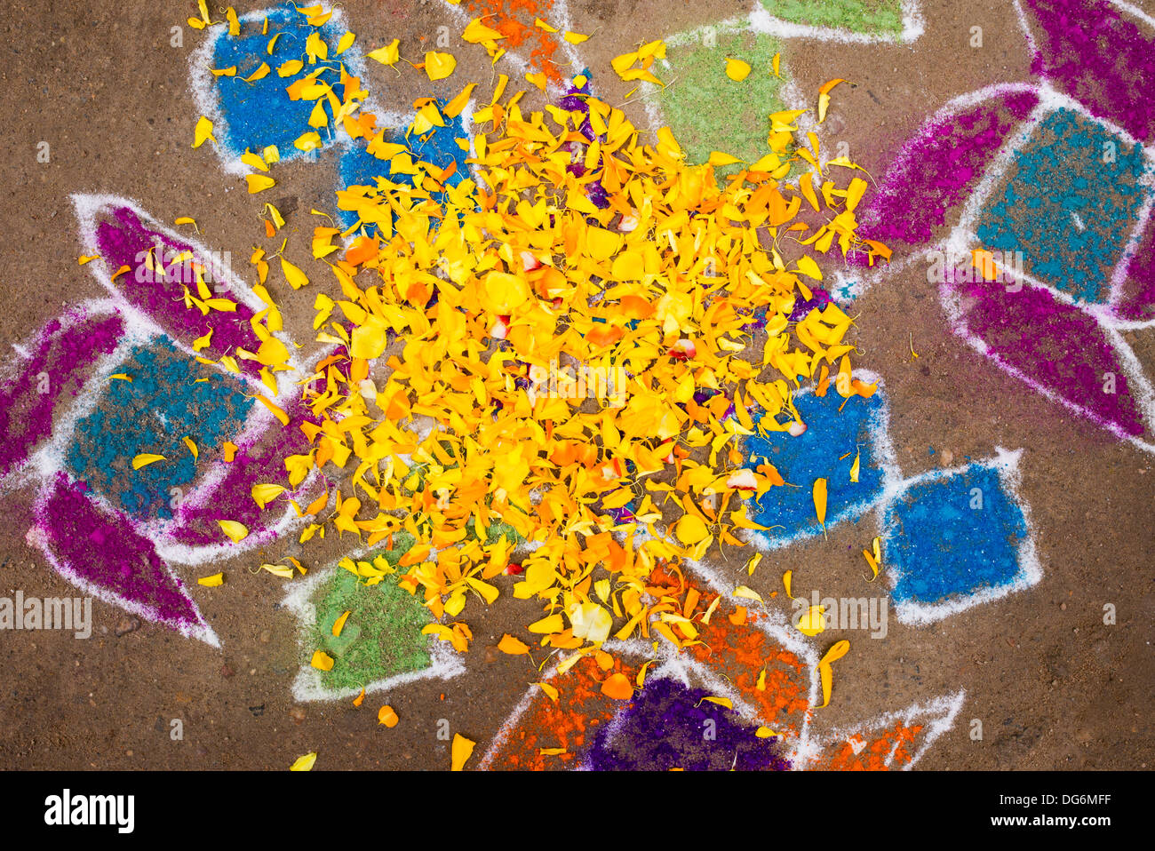 Rangoli festival di polvere colorata design e petali di fiori in un Indiano street. Andhra Pradesh, India Foto Stock