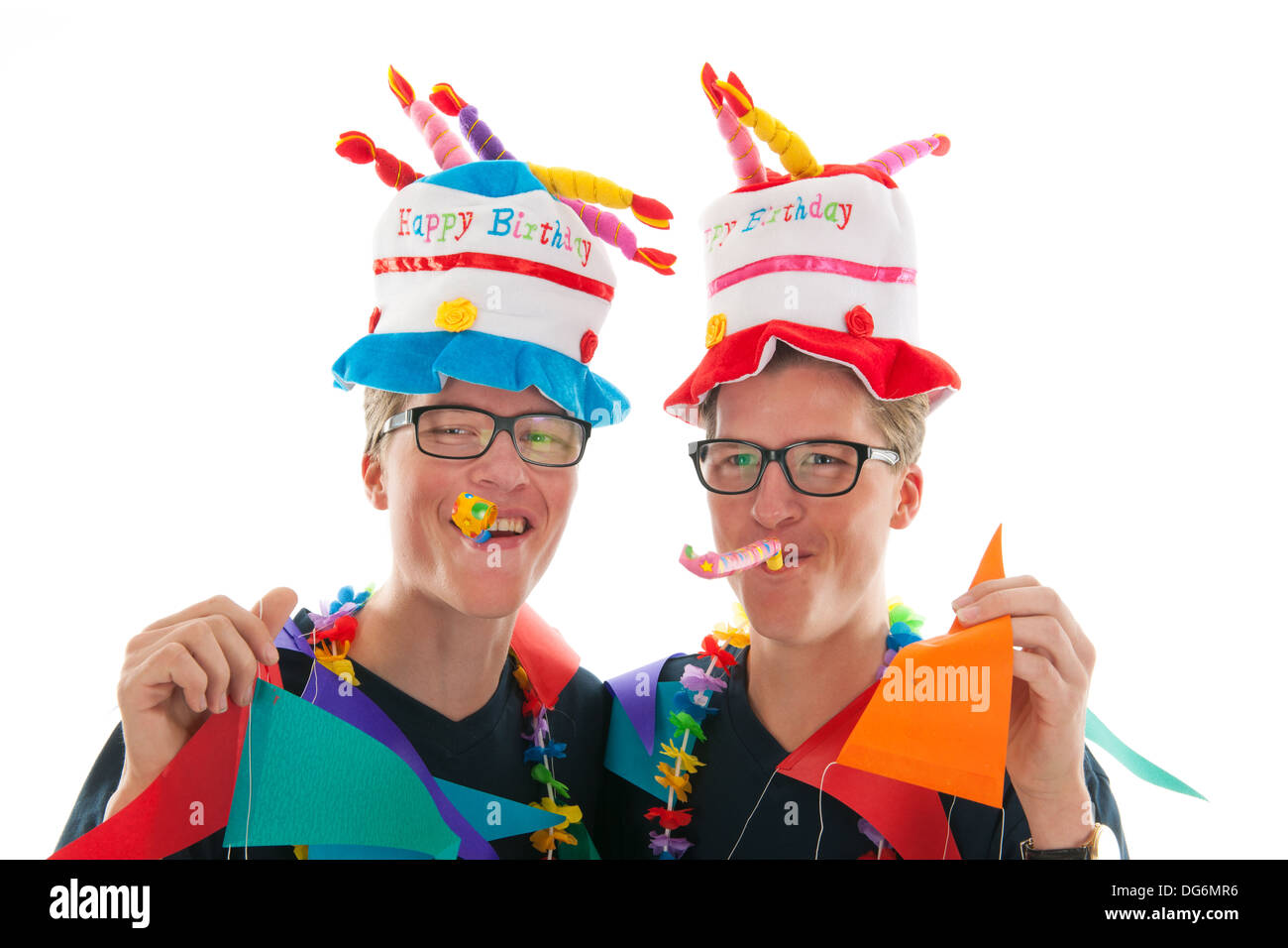 Identicamente maschio adulto gemelli avente il compleanno in studio Foto Stock