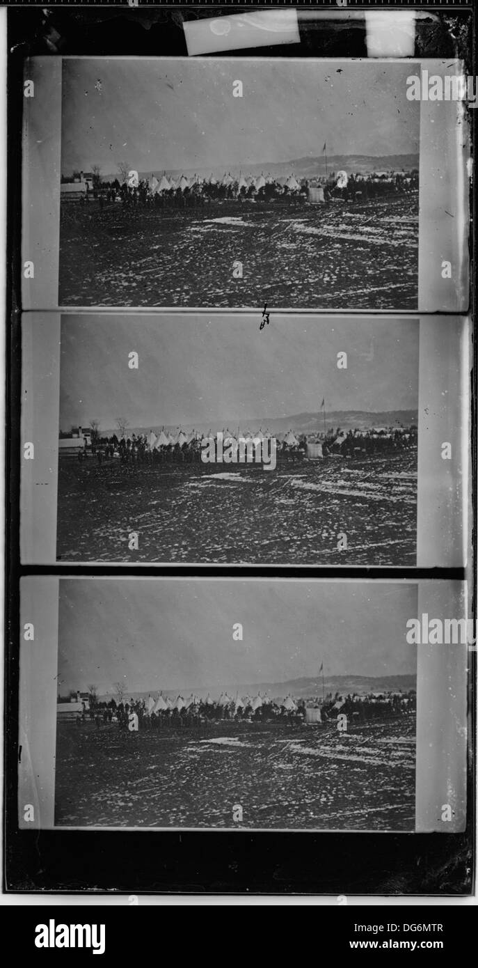 Una scena storica raffigurante i soldati della 6th Vermont Infantry durante un allestimento del campo. Le tende e le attrezzature sono disposte sullo sfondo mentre i soldati sono visti impegnati in varie attività, mostrando la vita militare. Foto Stock