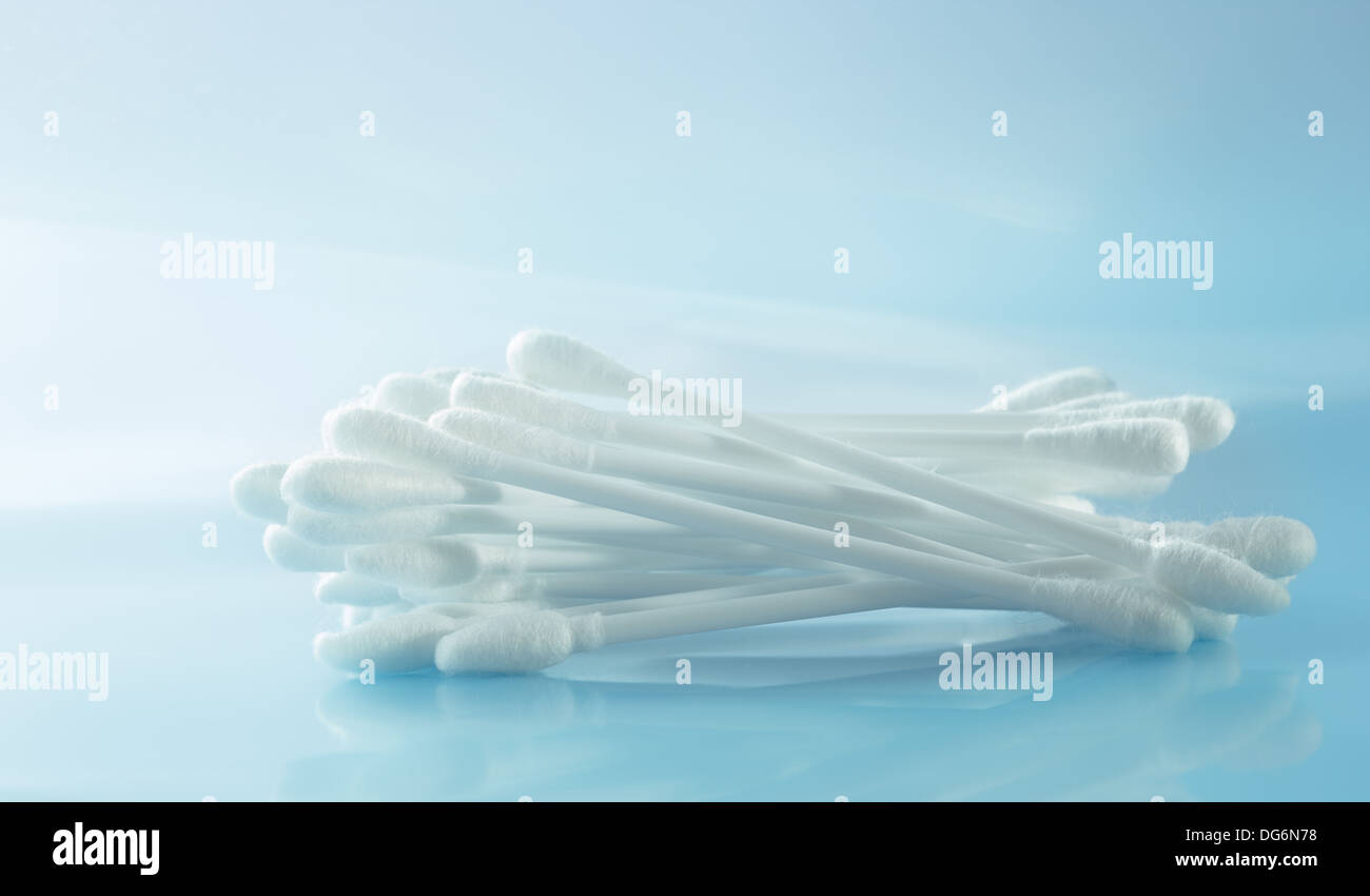 Gruppo del batuffolo di cotone su fondo azzurro. Foto Stock