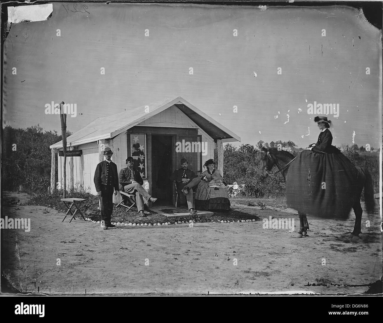 Una fotografia che cattura una scena del campo con donne che partecipano a varie attività, dimostrando il loro ruolo in un campo storico. Foto Stock