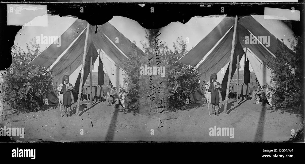 Una fotografia storica che mostra il servo del campo del colonnello Aspenwall durante una campagna militare. L'immagine raffigura la vita del campo durante il XIX secolo. Foto Stock