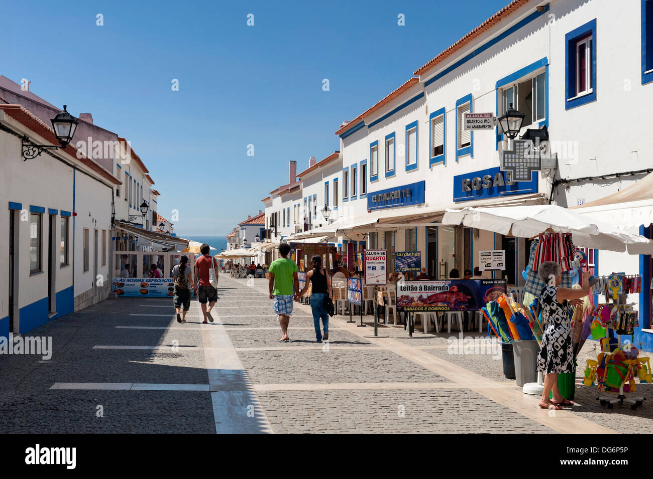 Il Portogallo, l'Alentejo, Porto Covo main street Foto Stock