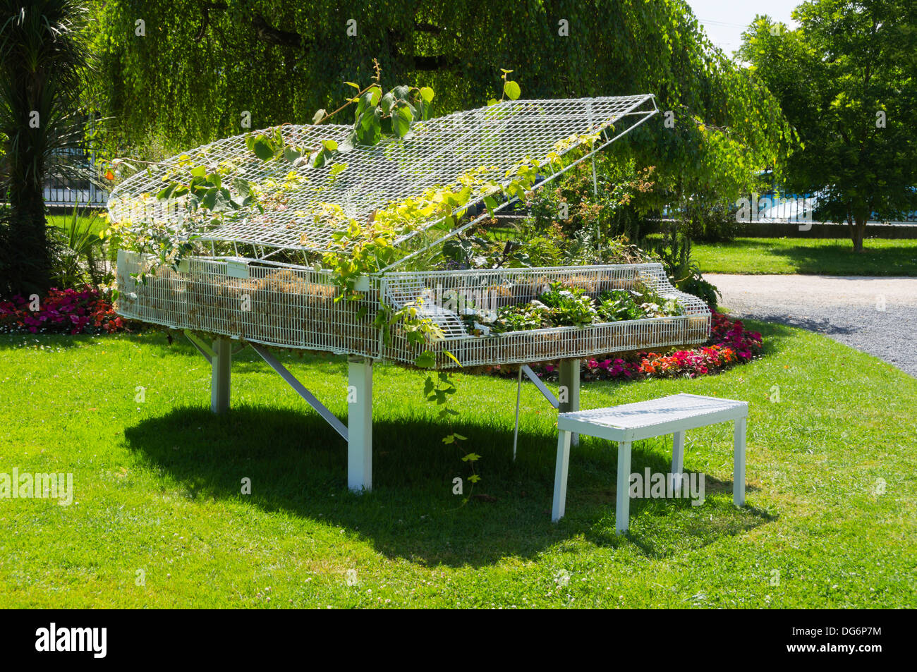 Francia, Midi-Pirenei - Tarbes. Le Jardin Massey, parco pubblico. Impianto scalatore telaio a forma di pianoforte. Foto Stock