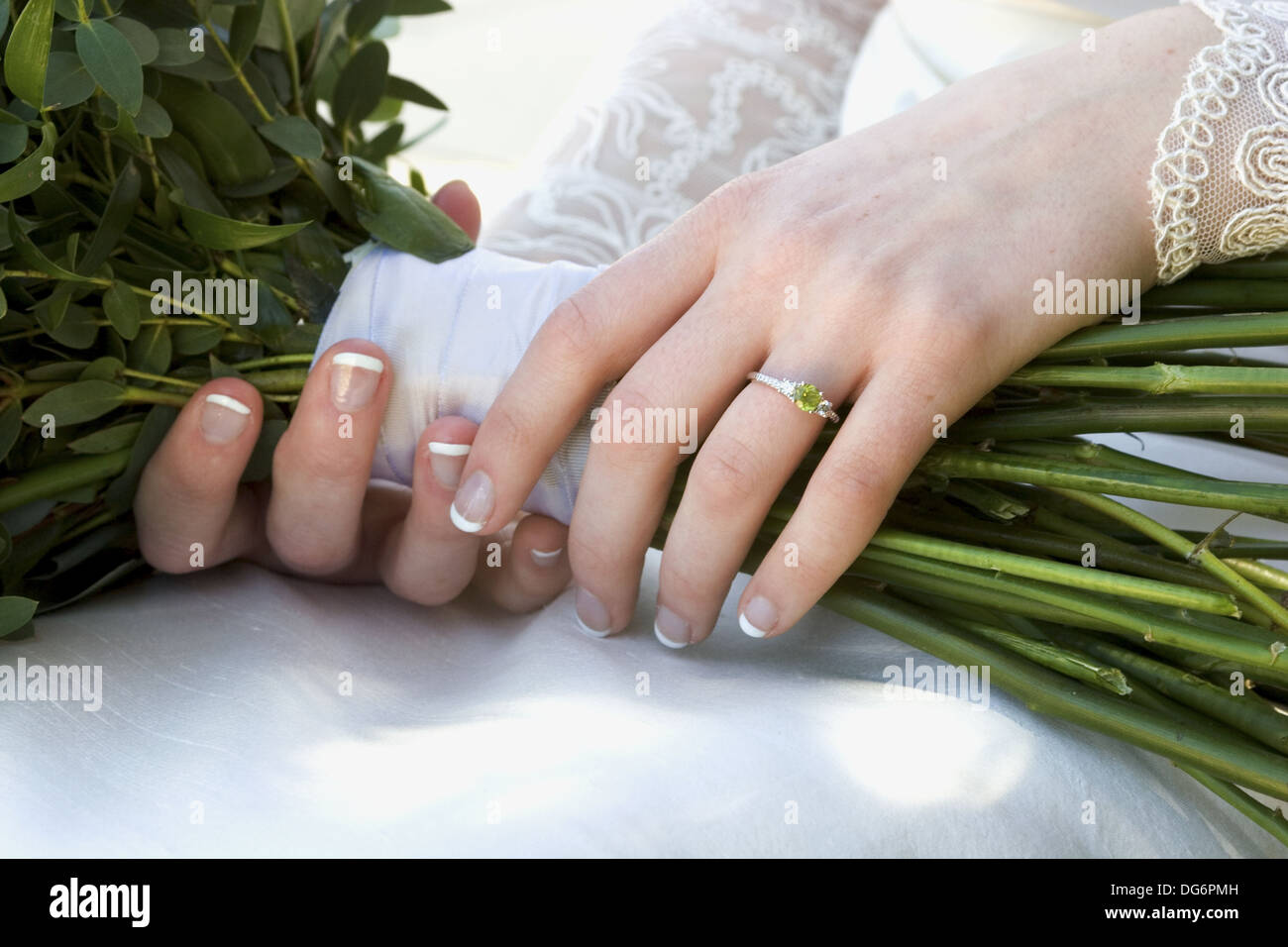 Un close-up di una giovane sposa con le mani in mano che tiene il suo