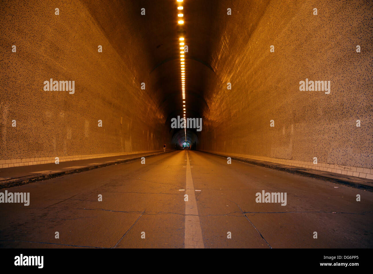 Lunga e deserta in tunnel di Budapest, Ungheria. Foto Stock