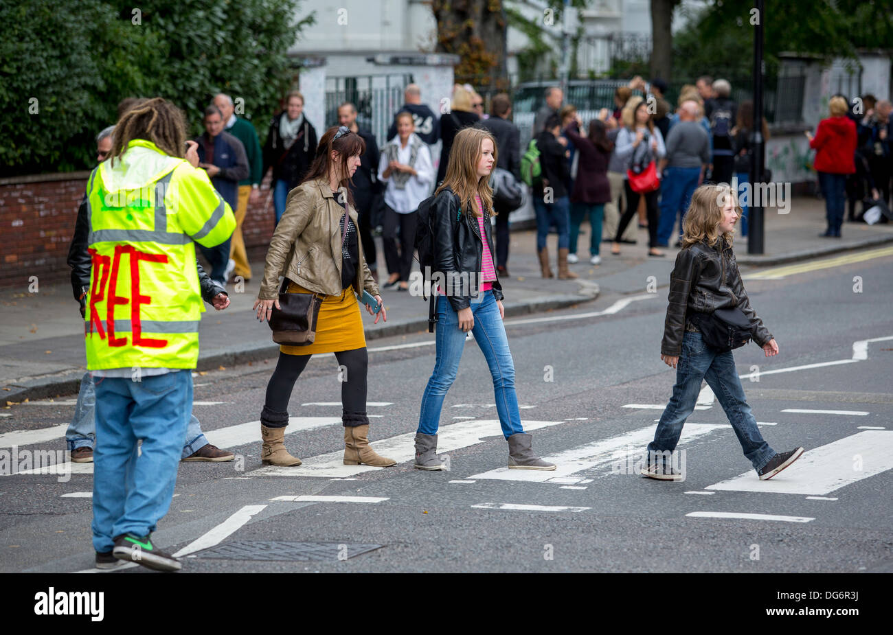 I FAN DEI BEATLES A PIEDI SULLA CROCE A PIEDI SU ABBEY ROAD Foto Stock