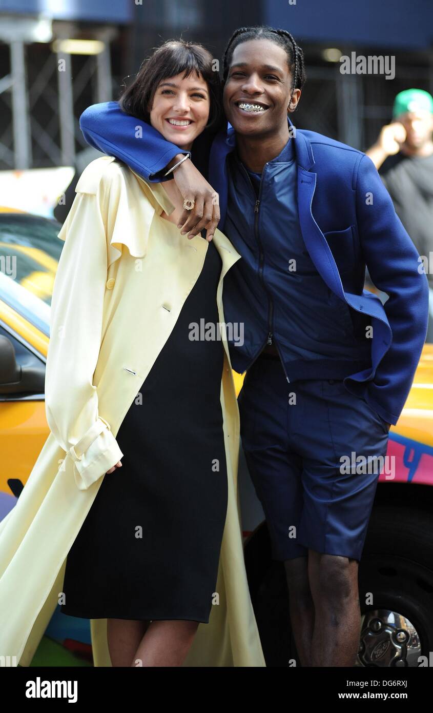 New York, NY, STATI UNITI D'AMERICA. Xiv oct, 2013. Eliza Cummings, Asap Rocky sulla posizione per DKNY Photo Shoot, Times Square, New York, NY Ottobre 14, 2013. © Kristin Callahan/Everett raccolta/Alamy Live News Foto Stock