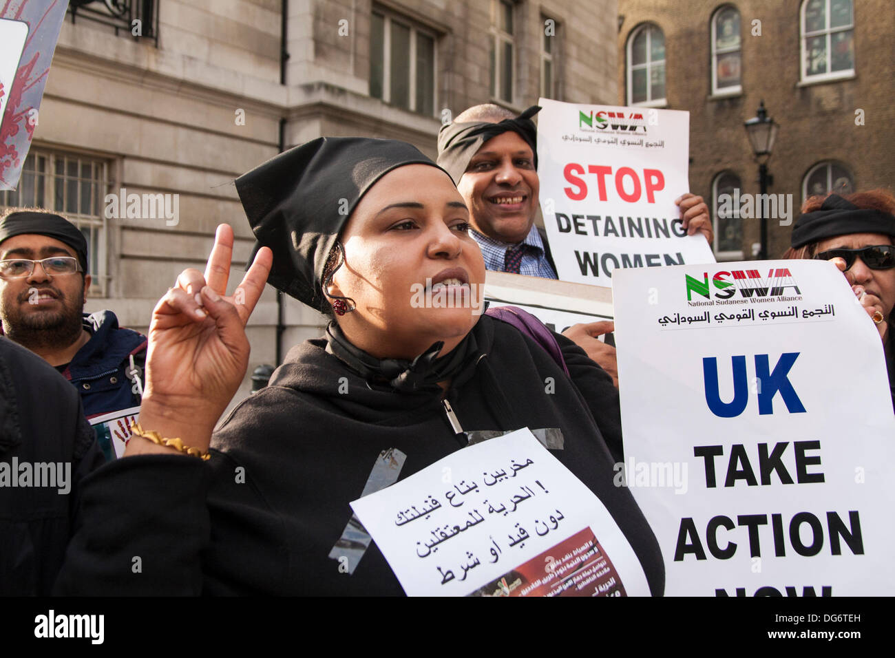 Londra, Regno Unito. Il 15 ottobre 2013. I sudanesi manifestanti radunati fuori del loro paese ambasciata di Londra per contrassegnare Eid, chiedendo la rimozione della al-Bashir regime che accusano di una ampia gamma di possibilità di guasti e di abusi. Credito: Paolo Davey/Alamy Live News Foto Stock