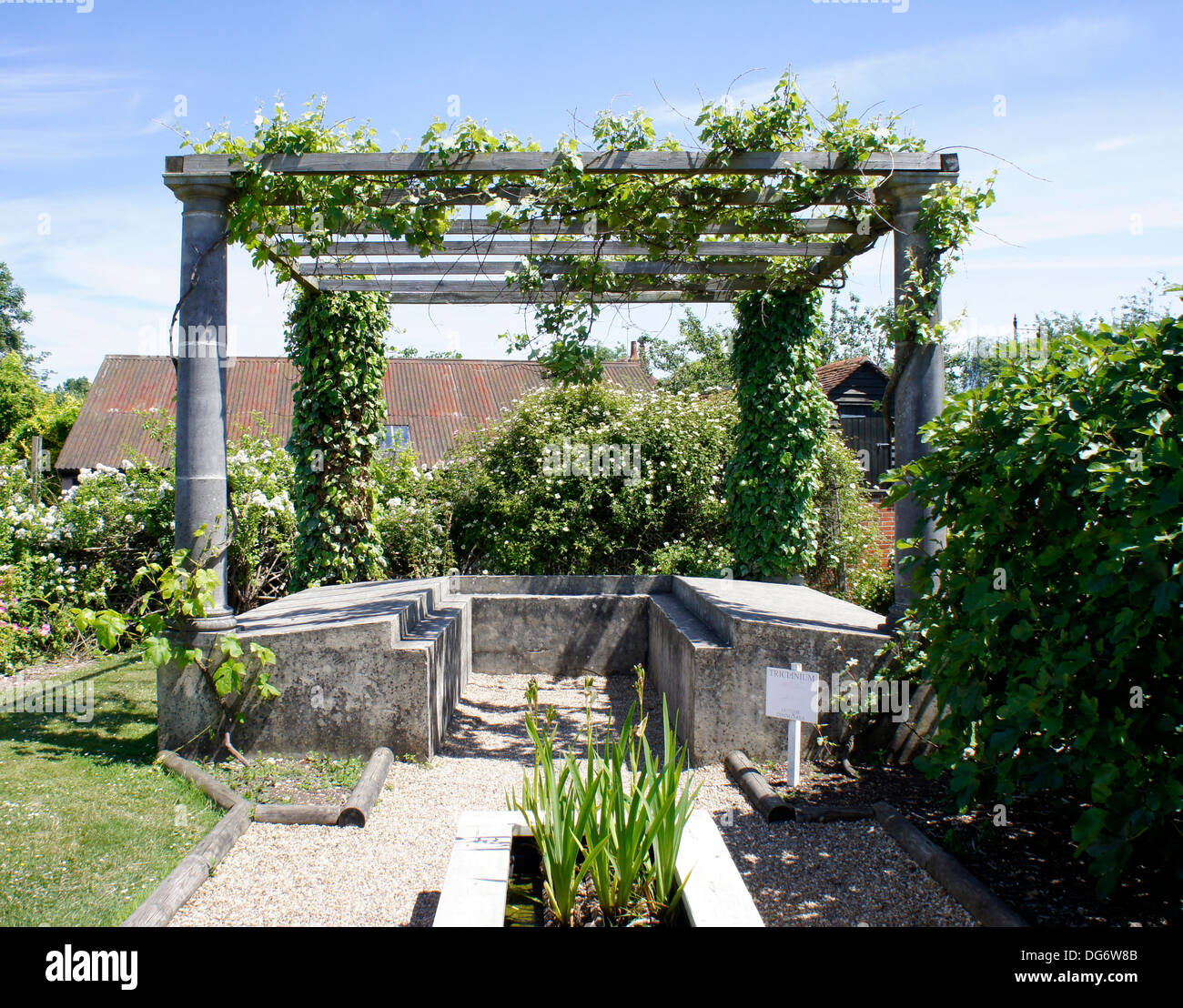 Il triclinio, o area da pranzo all'aperto, presso Palazzo Romano di Fishbourne, West Sussex, in Inghilterra Foto Stock