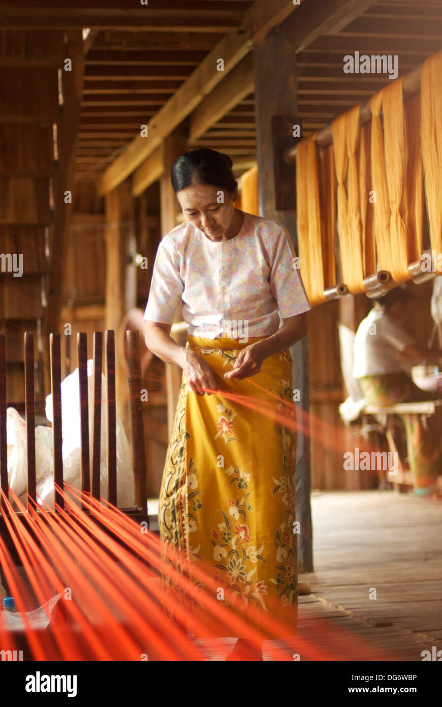 Donna tessitura, Lago Inle, Birmania (Myanmar) Foto Stock