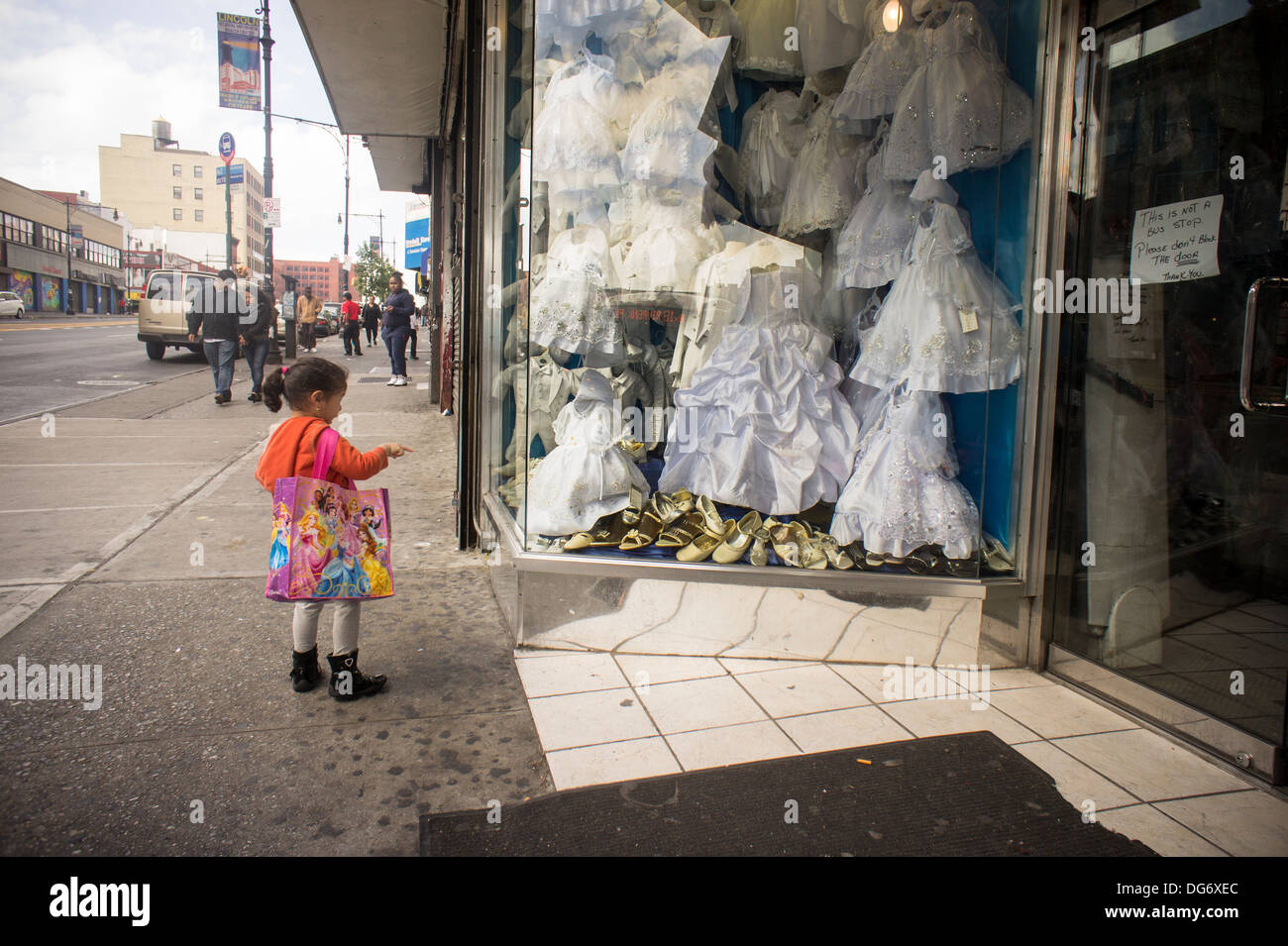 Negozio vendita abiti comunione nel mozzo in Melrose quartiere del Bronx a  New York Foto stock - Alamy