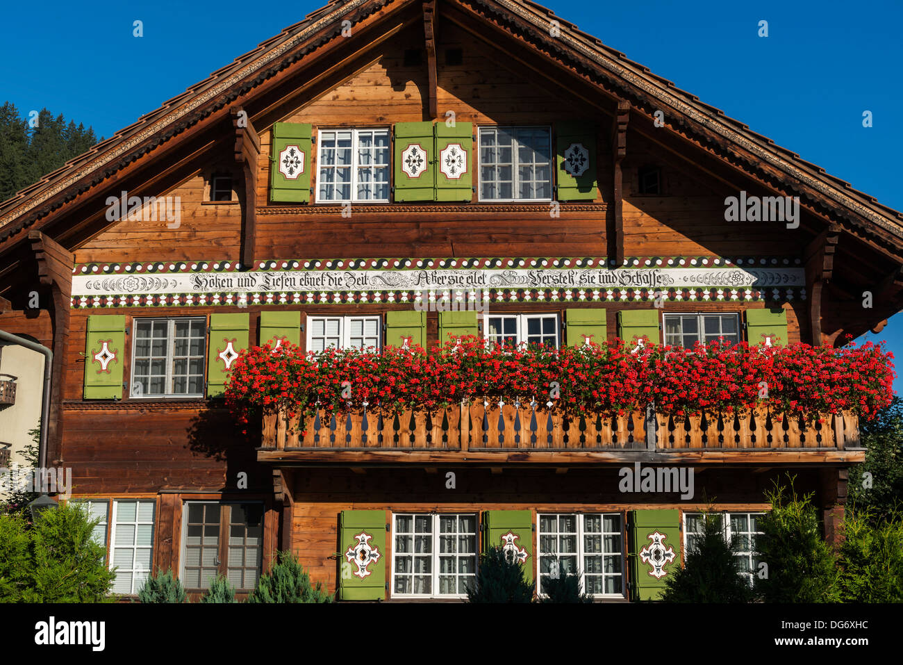 Tradizionale con persiane in legno casa alpina. Klosters Platz, nel canton Grigioni, Svizzera Foto Stock