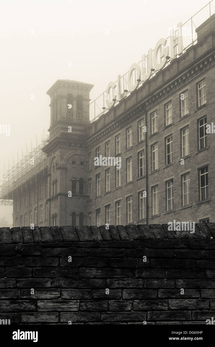 Un giorno di nebbia al Dean Clough Mills, Halifax, West Yorkshire, Inghilterra Foto Stock