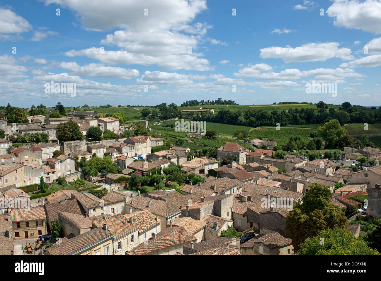 Saint Emilion e vigneti nella regione di Bordeaux in Francia famosa per i suoi vini e vigneti, un sito del Patrimonio Mondiale Foto Stock