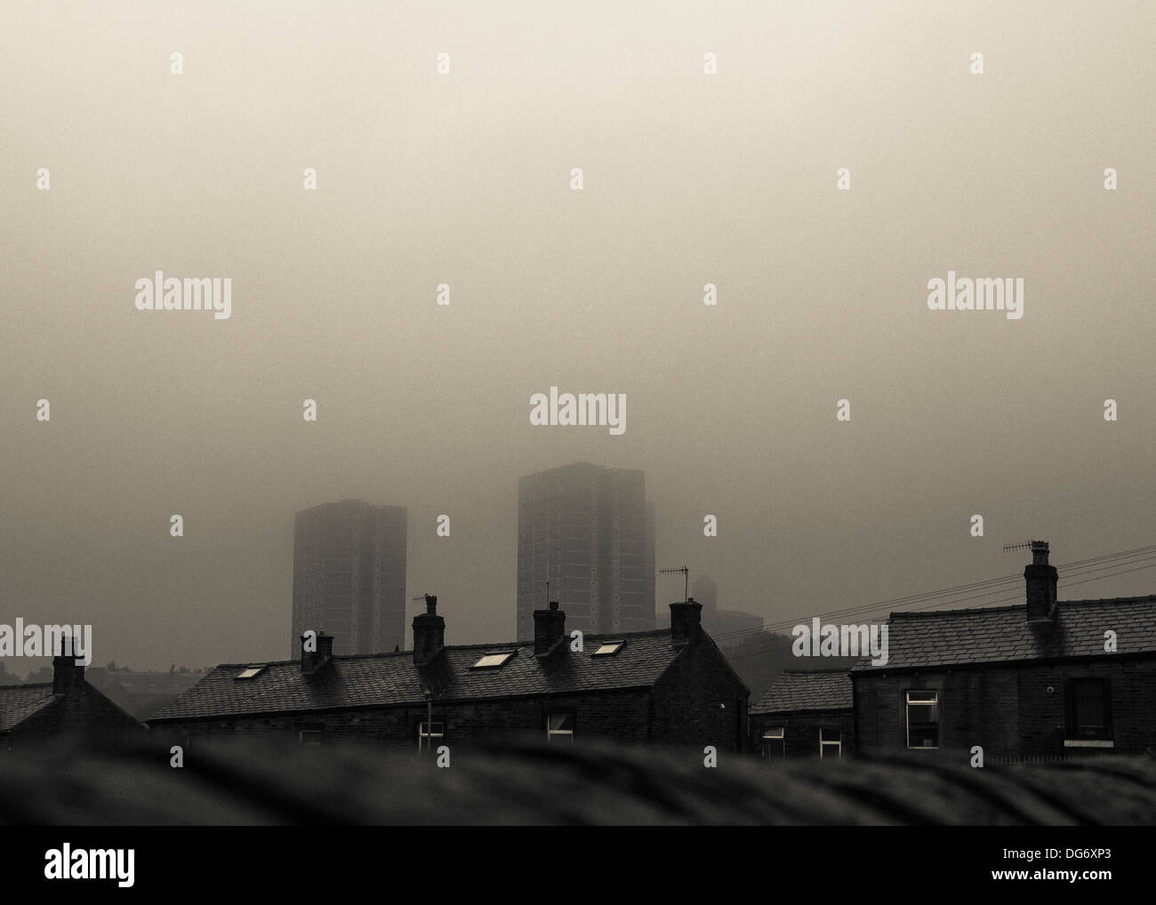 Nebbia su Halifax, West Yorkshire, Inghilterra. Foto Stock