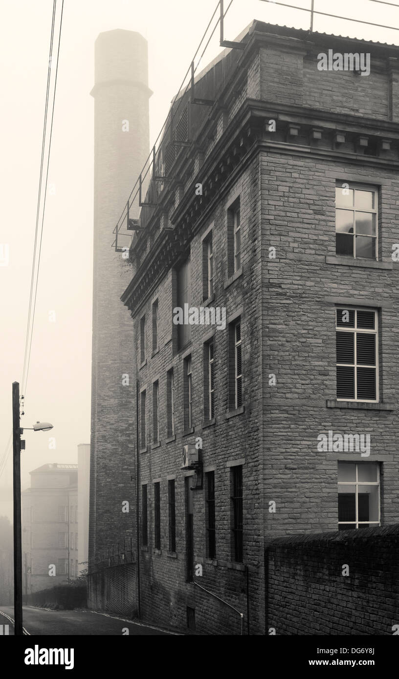 Un giorno di nebbia al Dean Clough Mills, Halifax, West Yorkshire, Inghilterra. Foto Stock