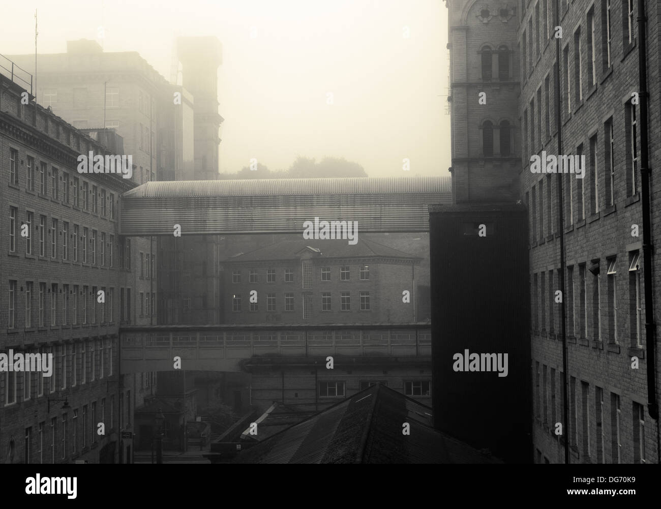 Un giorno di nebbia al Dean Clough Mills, Halifax, West Yorkshire, Regno Unito. Foto Stock