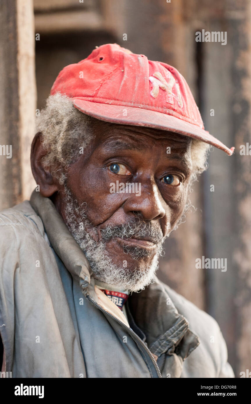 Gli anziani poveri Cubano Afro uomo sulla strada di Havana , Cuba. Vivere sulla strada. Foto Stock