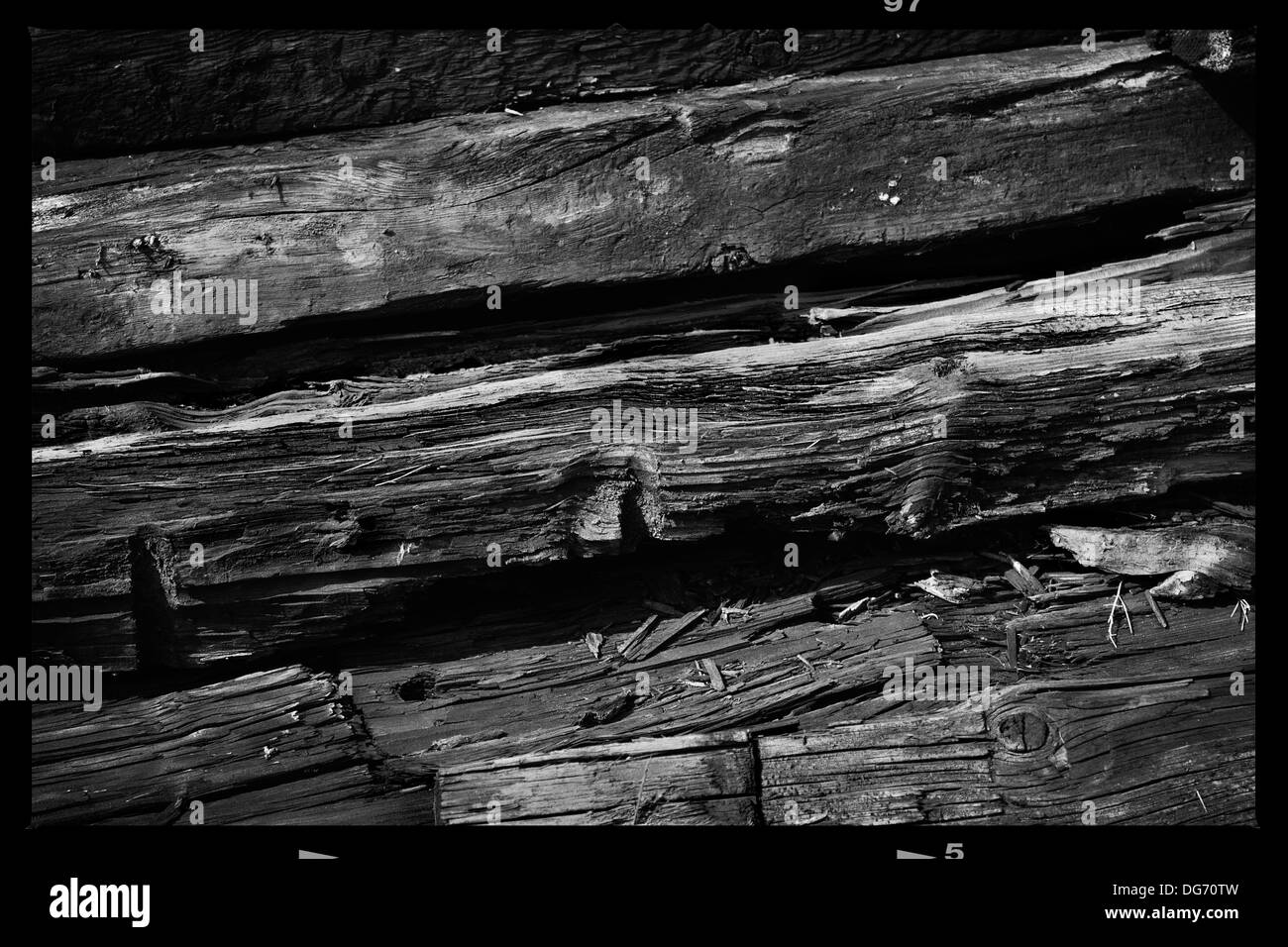 Alto contrasto immagine di vecchie traverse ferroviarie in legno Foto Stock