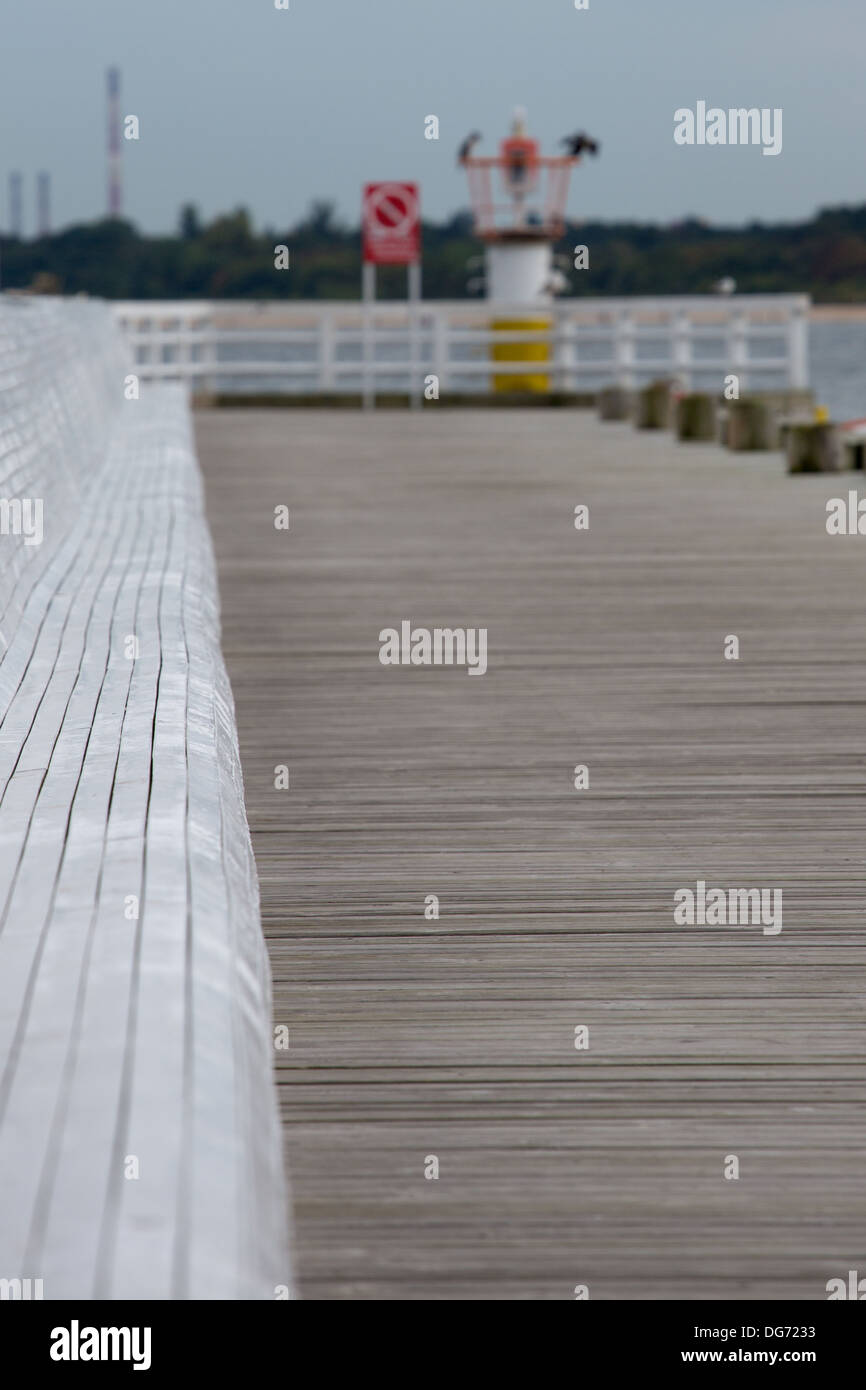 Vuoto banco bianco presso il molo di Sopot, vicino a Danzica sul Mar Baltico in Polonia. A 511.5m, il molo è la più lunga pi di legno Foto Stock