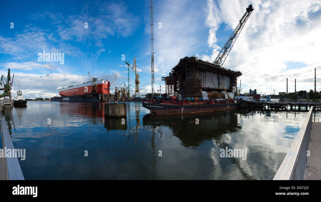 Docking oil rig presso il Cantiere di Danzica in costruzione con un cielo blu chiaro in background. Foto Stock
