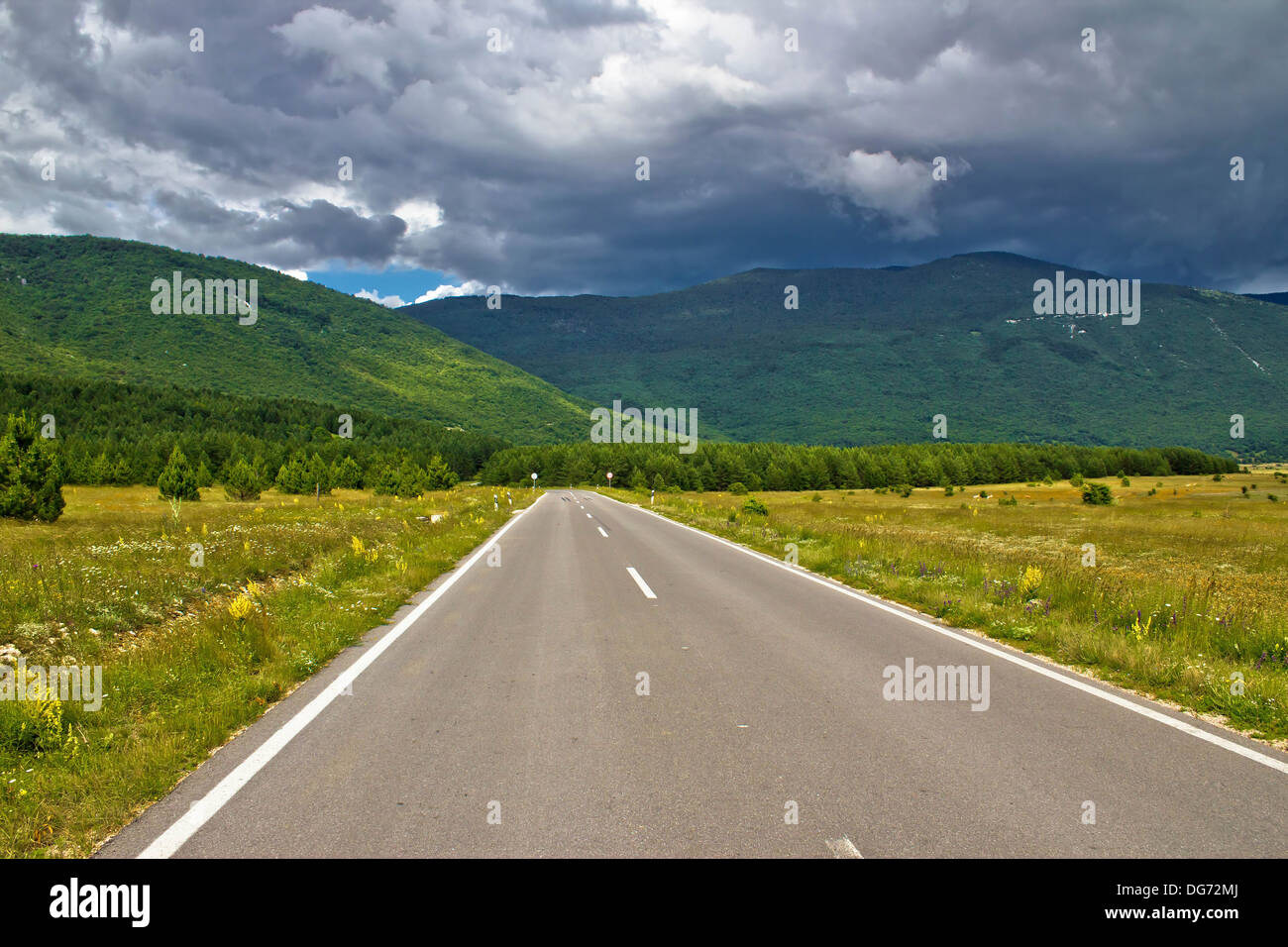 Strada panoramica nella regione di Lika paesaggi, Croazia Foto Stock