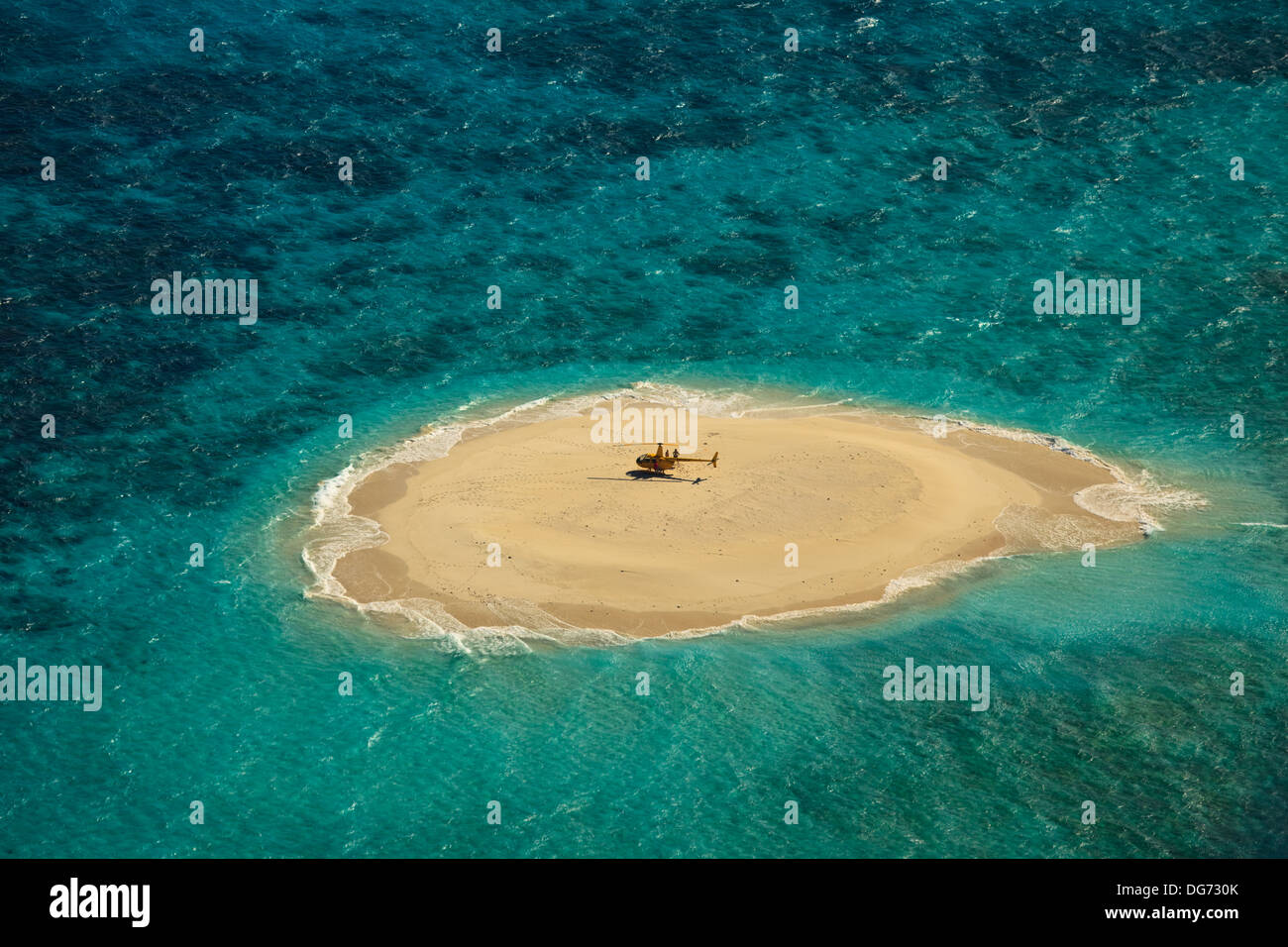 Vista aerea di Upolu Cay Grande Barriera Corallina che sorge fuori del Mare di corallo elicottero al sito di atterraggio Foto Stock