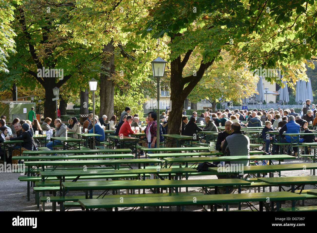 Le persone in un momento di relax a un giardino della birra di Monaco di Baviera, Germania Foto Stock