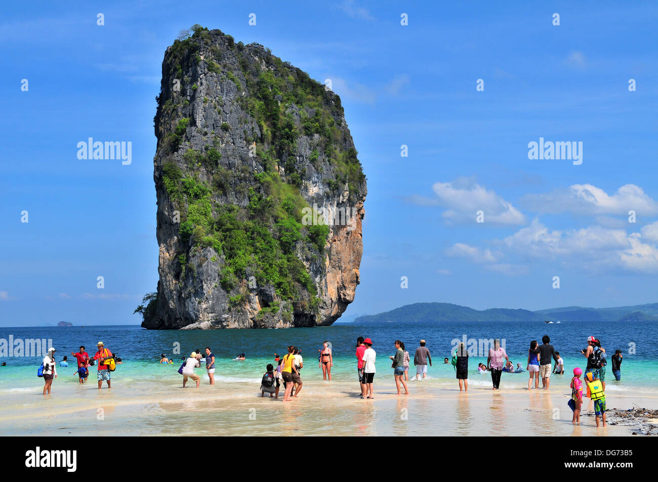 Tailandia isole e spiagge - i turisti si sono riuniti intorno a Koh Poda (Krabi) Foto Stock