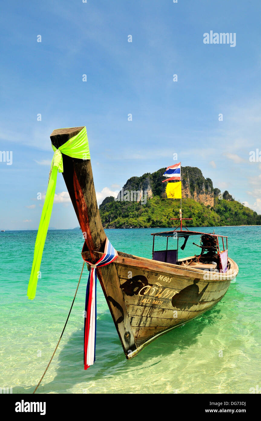 Tailandia isole e spiagge - Longtailed in barca nelle acque turchesi (Krabi) Foto Stock