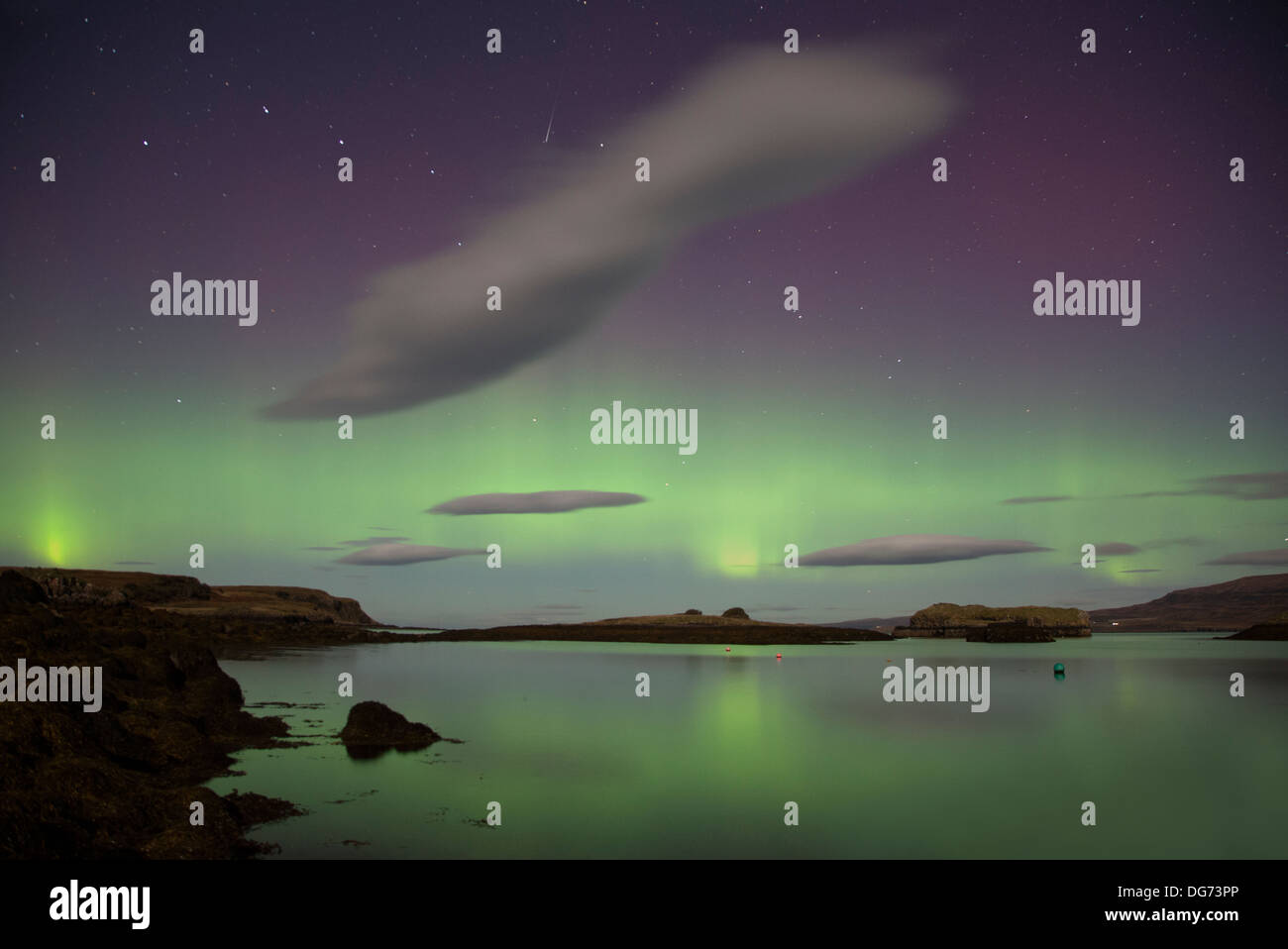Aurora Boreale, 14 ottobre 2013. Affacciato sul Loch Dunvegan, Colbost sull'Isola di Skye. Foto Stock
